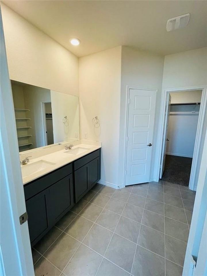 6334 Yorkdale St - Photo 4 of 10