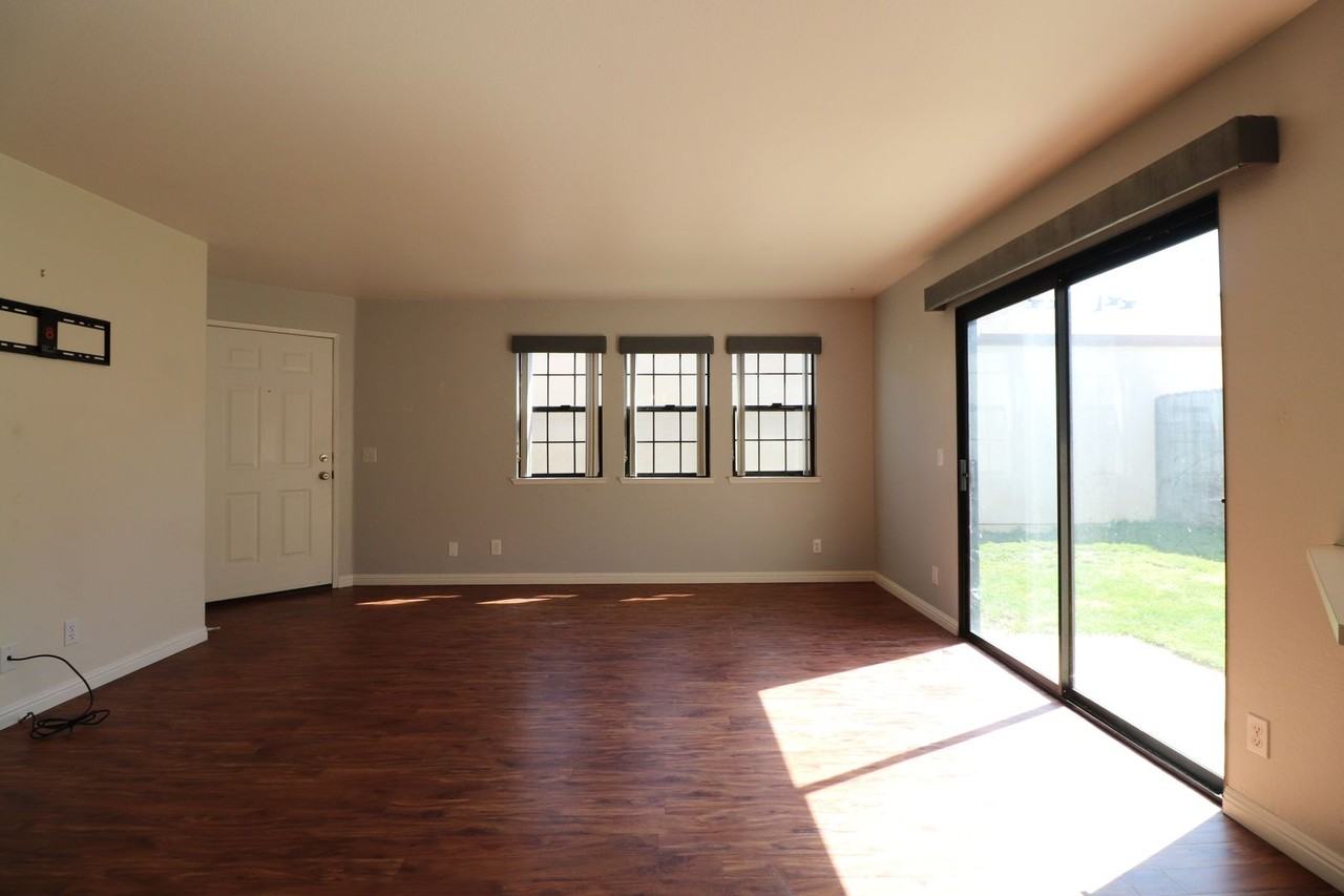 325 Sunnyslope Ln - Photo 2 of 20