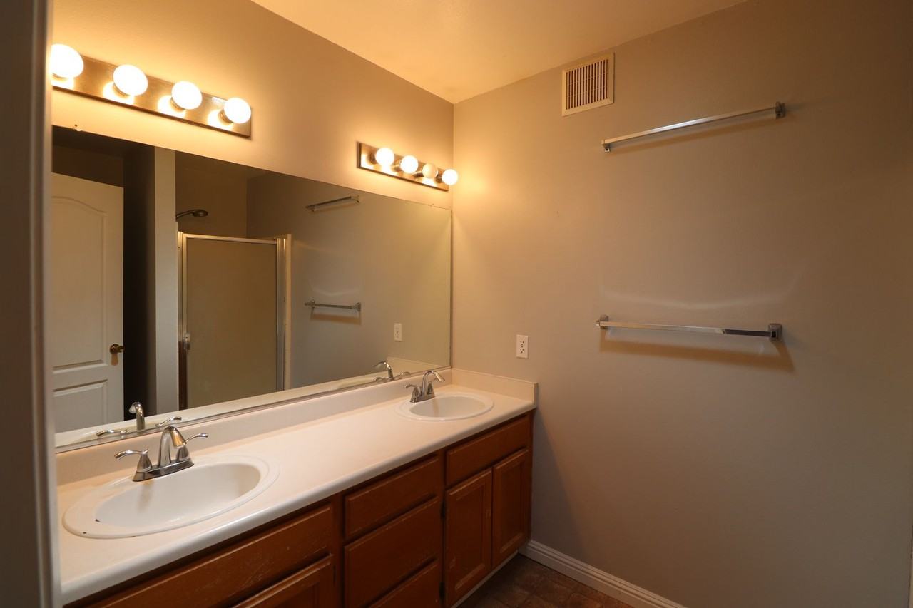 325 Sunnyslope Ln - Photo 3 of 20