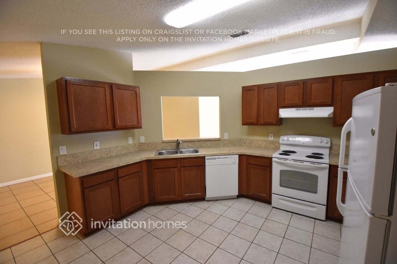 1649 Ashmore Green Dr - Photo 4 of 15