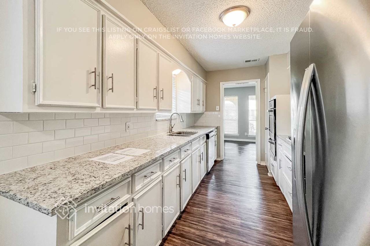 1506 Mayfield Ave - Photo 5 of 19