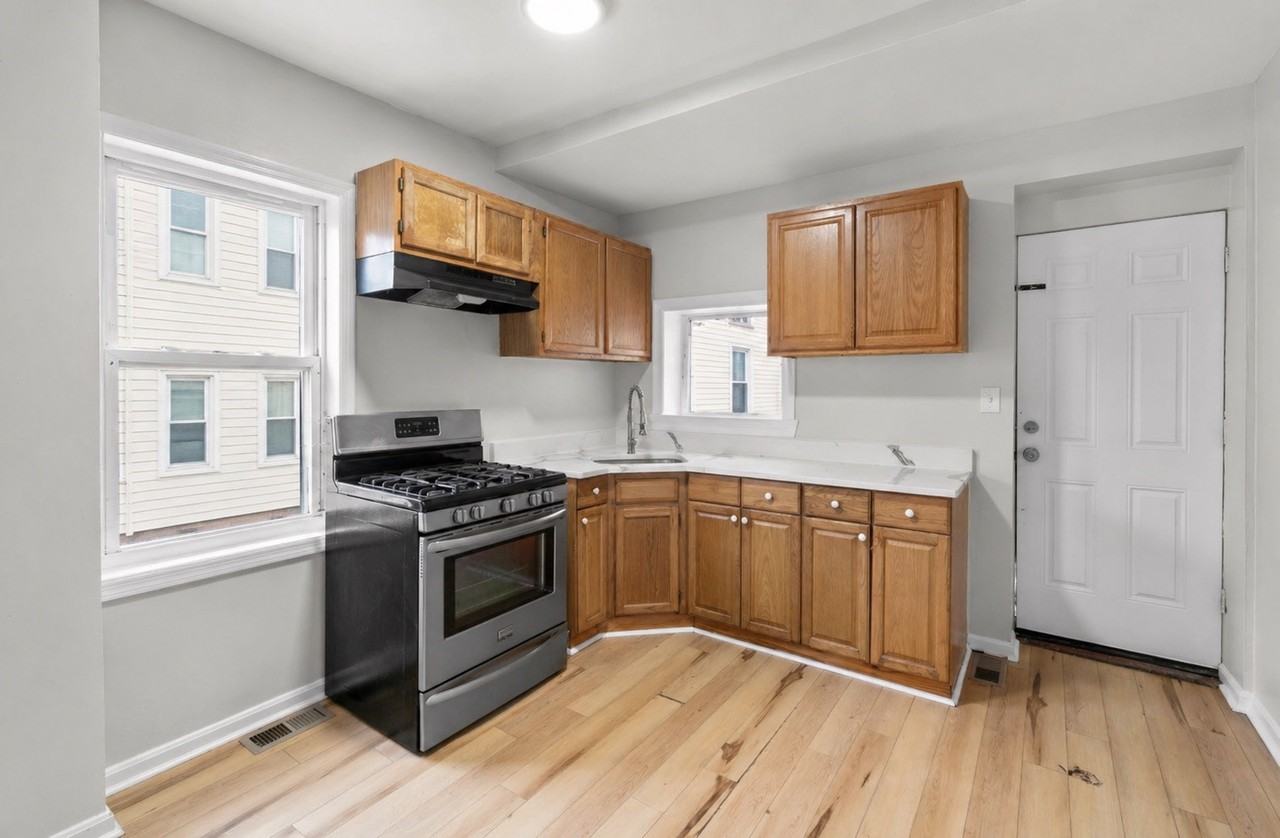 101 S Dean St - Photo 2 of 16
