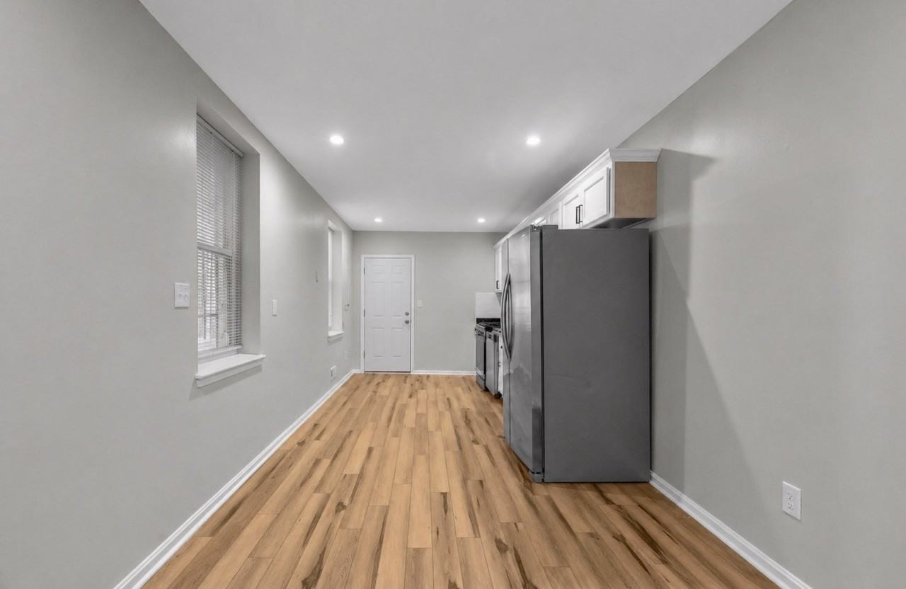 2042 E Fayette St - Photo 3 of 20