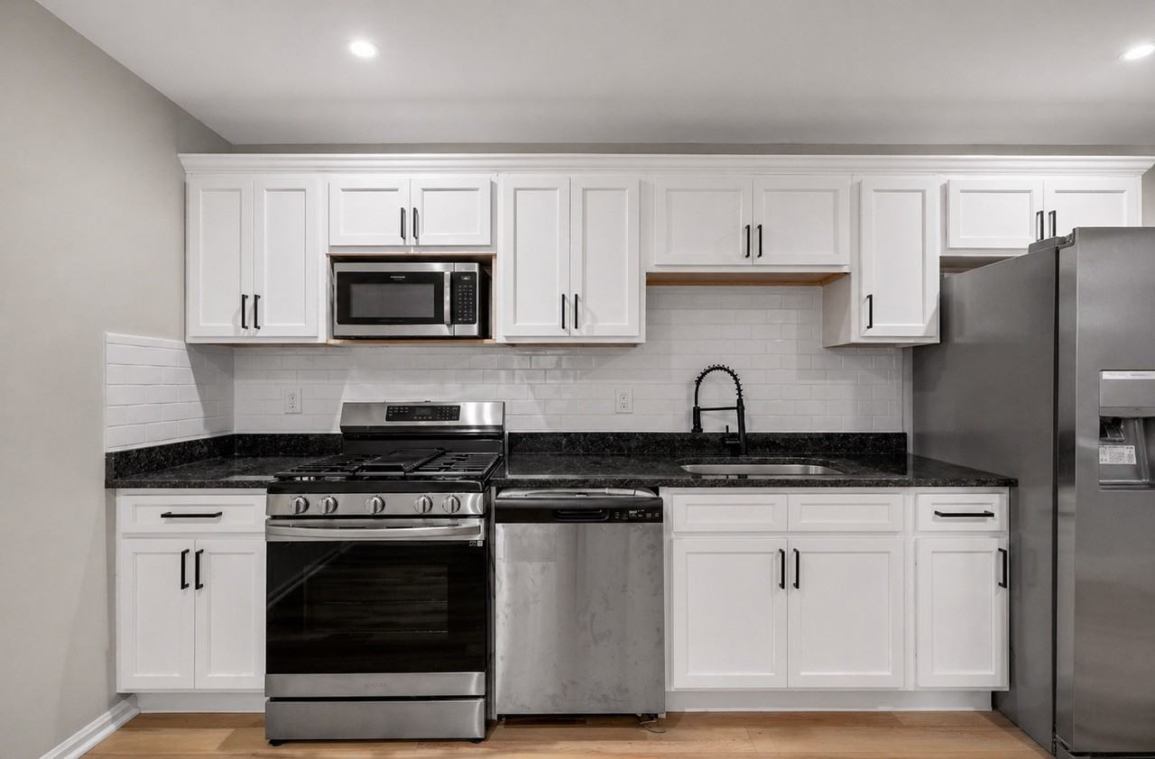 2042 E Fayette St - Photo 5 of 20