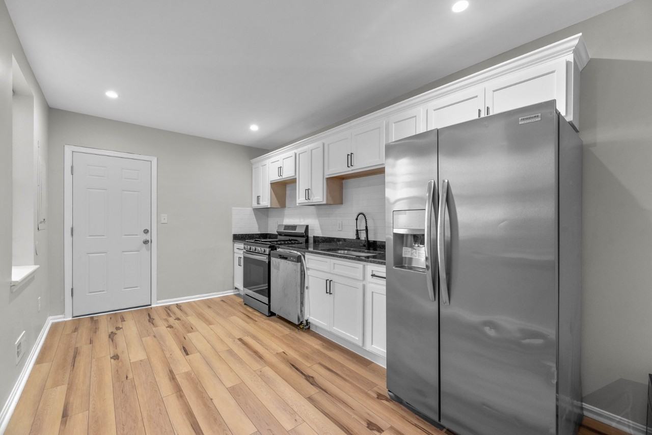 2042 E Fayette St - Photo 7 of 20