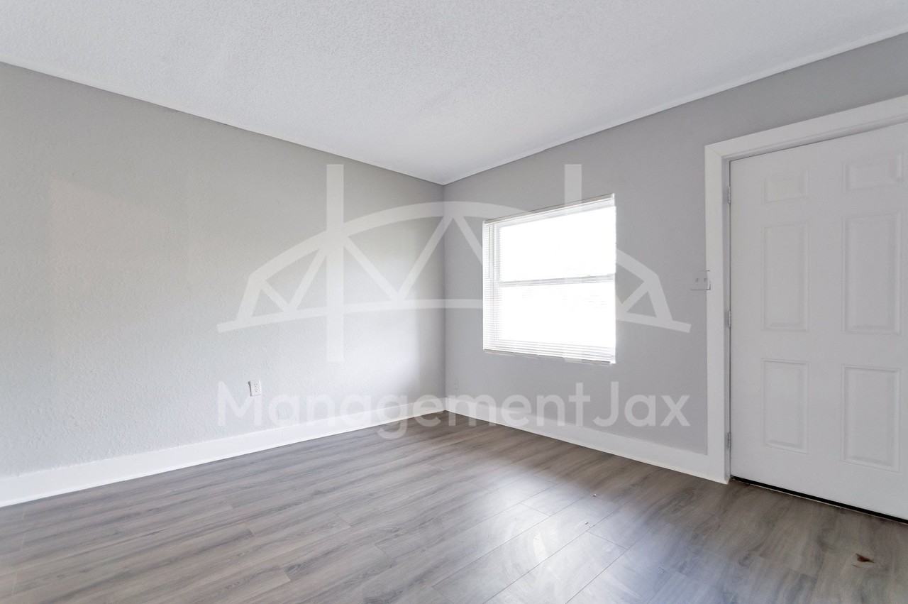 1842 W 26th St #1 - Photo 2 of 15