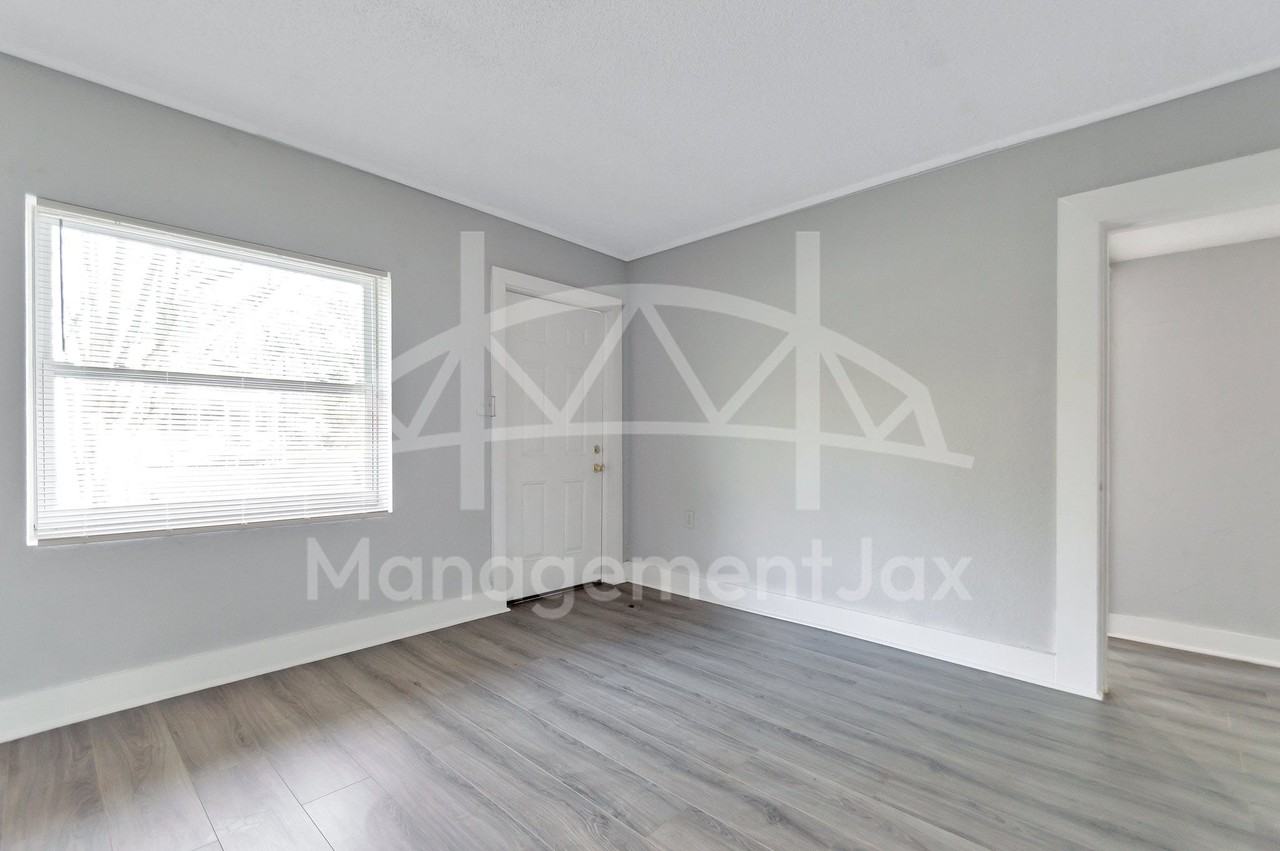 1842 W 26th St #1 - Photo 3 of 15