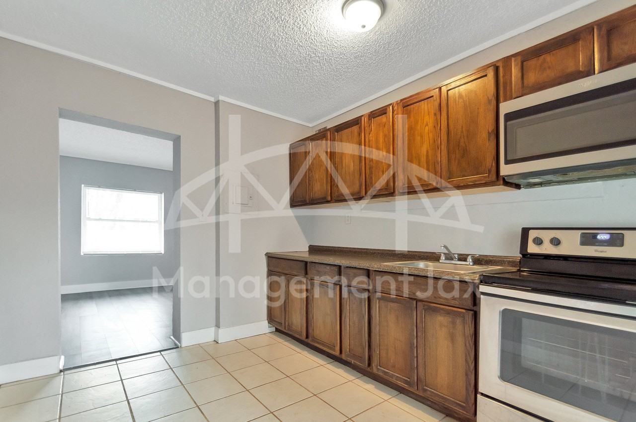 1842 W 26th St #1 - Photo 4 of 15