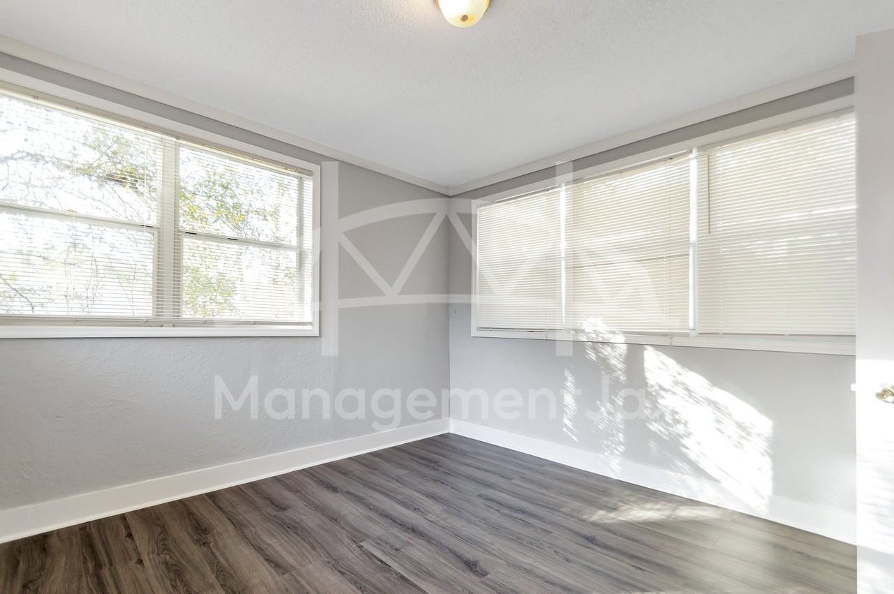 1842 W 26th St #1 - Photo 5 of 15