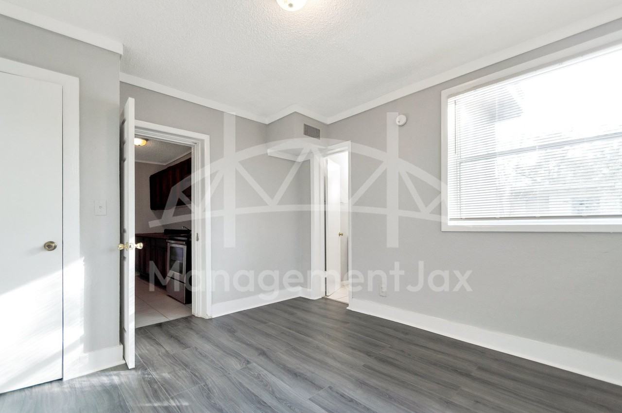 1842 W 26th St #1 - Photo 6 of 15