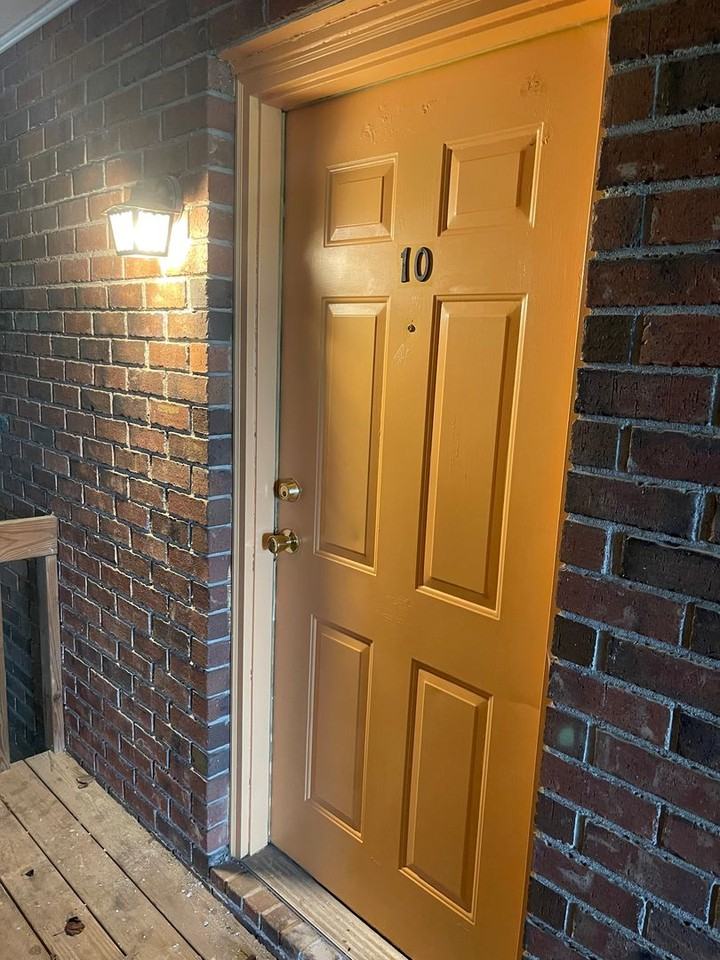 Studio Apartment at Cochran - Photo 4 of 11