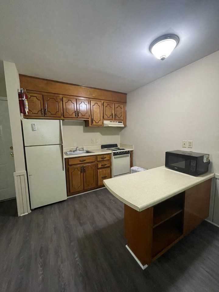 Studio Apartment at Cochran - Photo 7 of 11