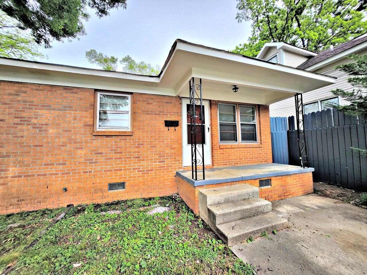 212 White St Ne