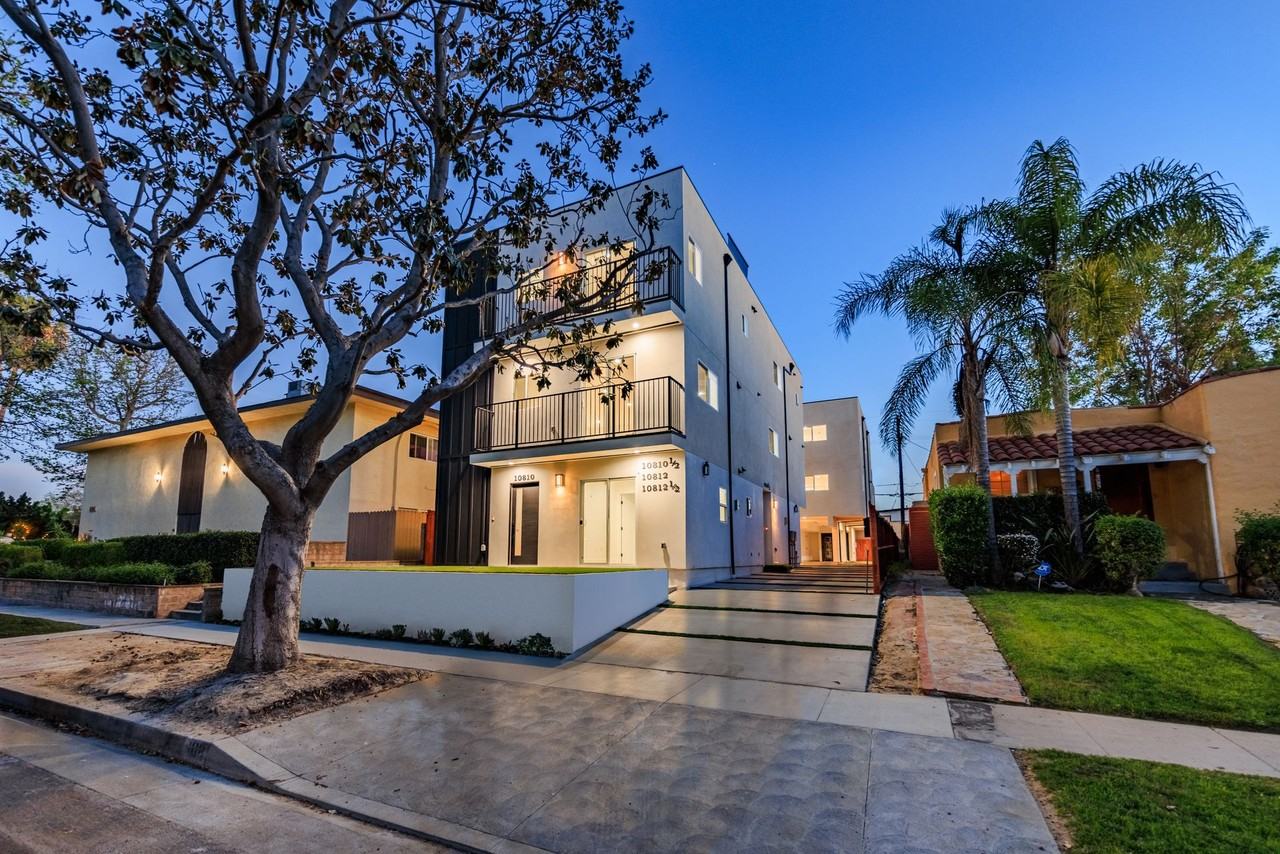 Luxury 3 & 4 Bed Townhomes | Walk to NoHo Arts District + Toluca Lake - Photo 2 of 33