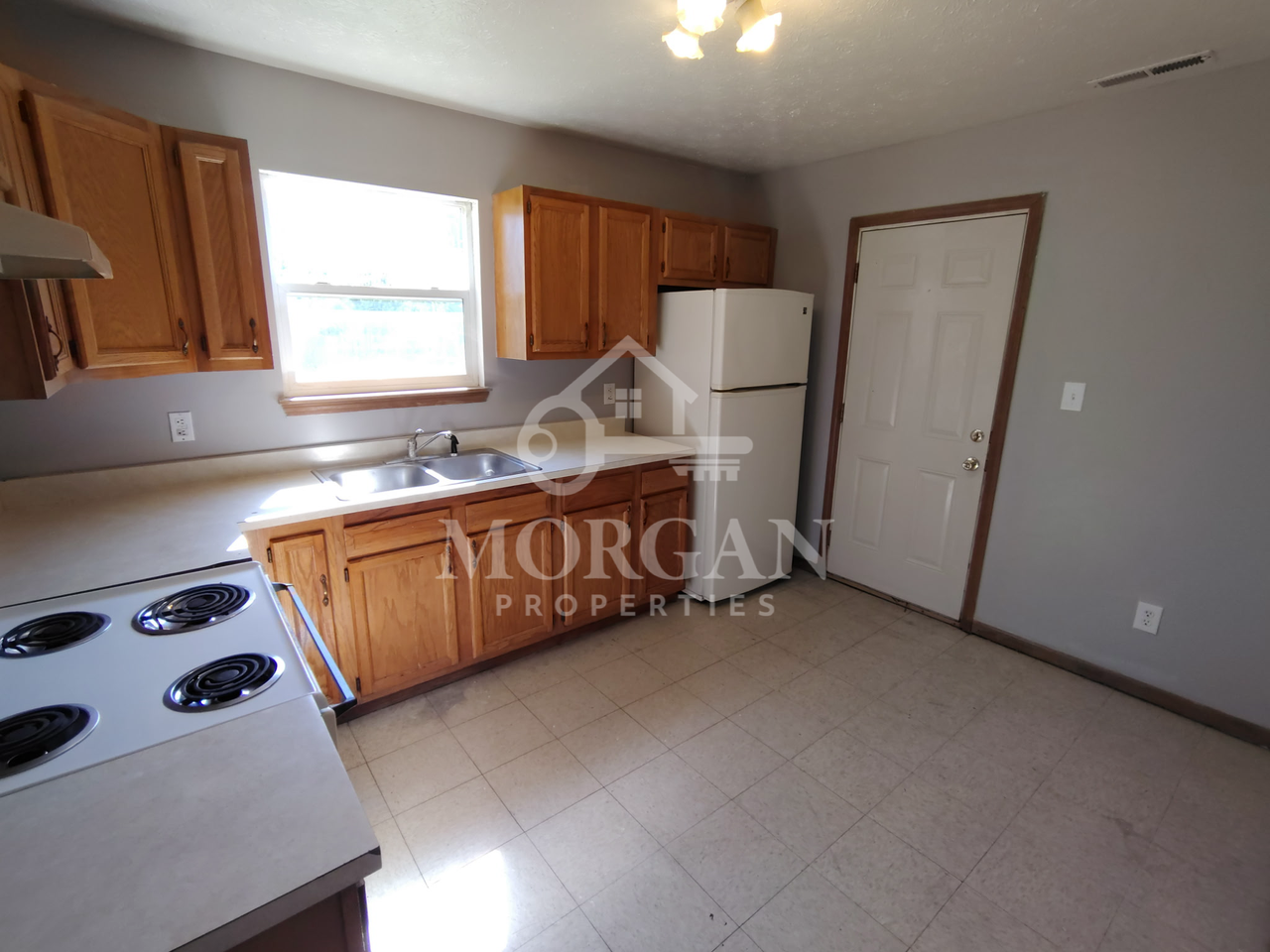 1724 Greenwood Dr - Photo 3 of 8