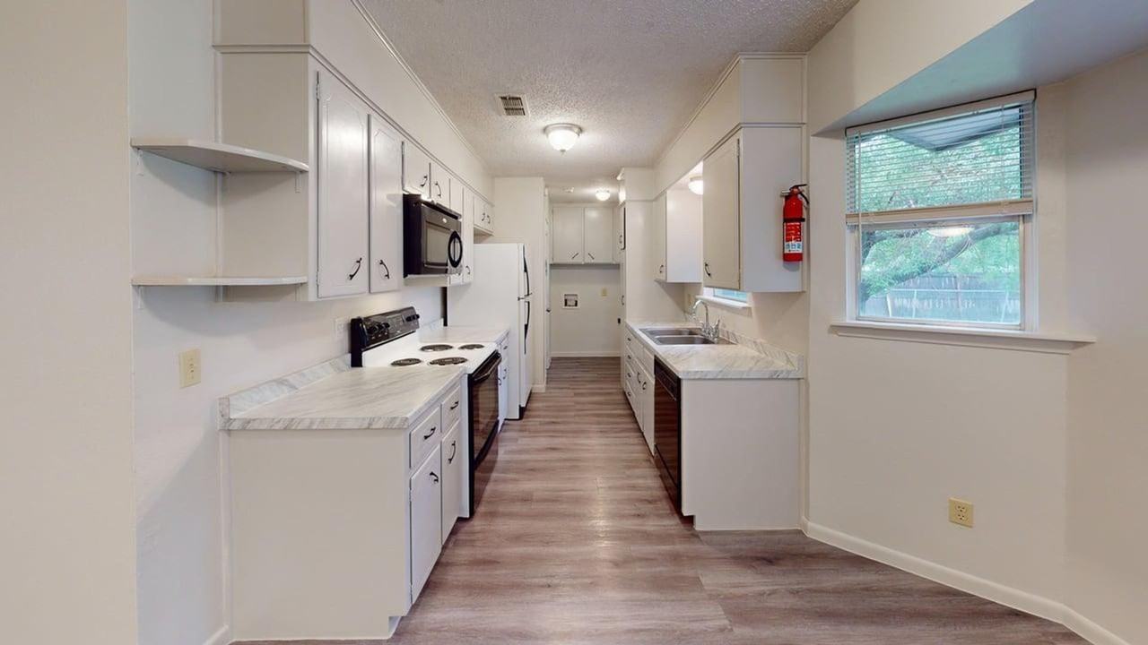 1804 Clarawood Dr - Photo 3 of 15