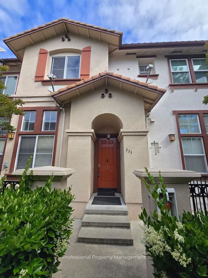 223 Santa Barbara St - Photo 2 of 16