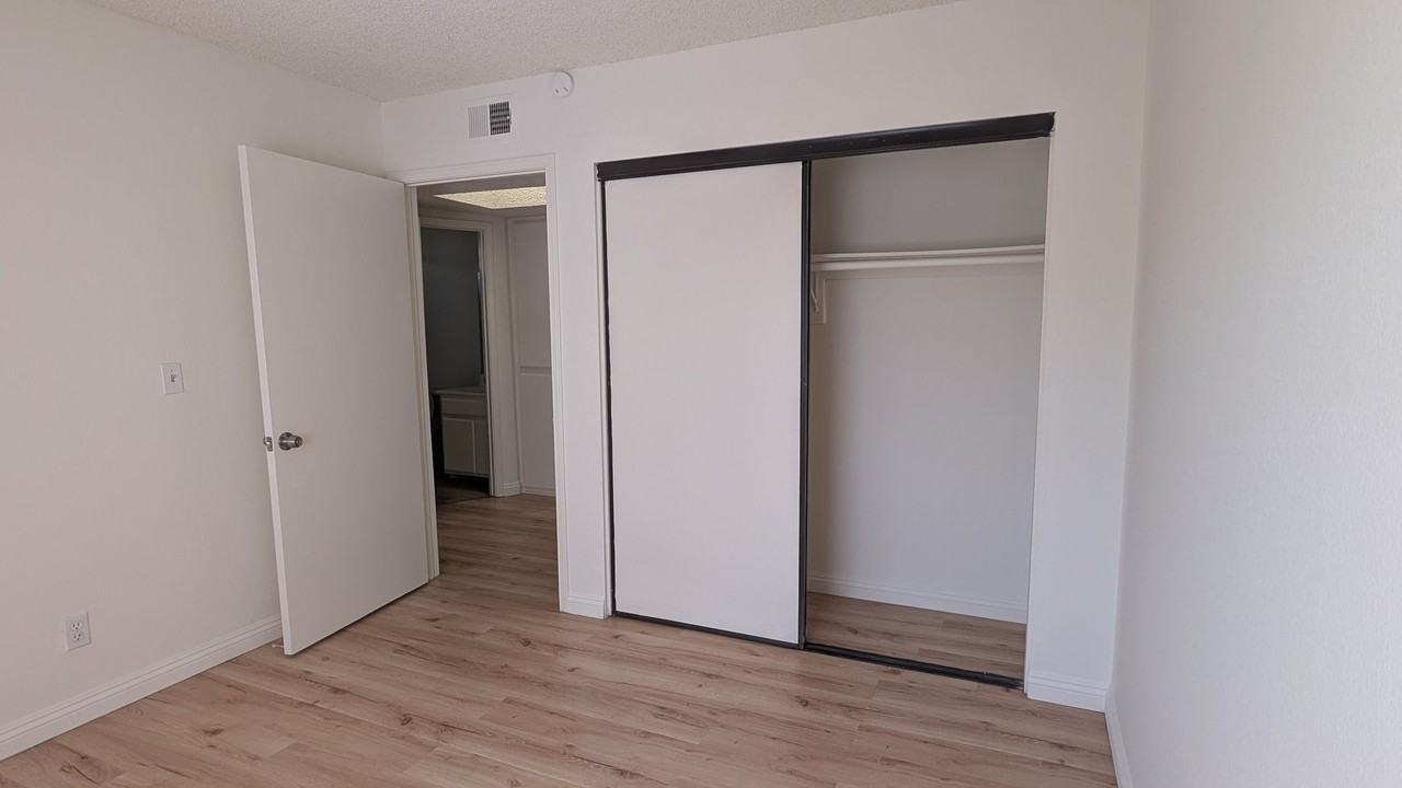 2501 W Grand Ave #6 - Photo 3 of 12