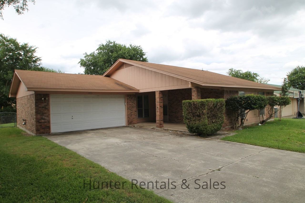 2810 Lawndale St - Photo 3 of 26