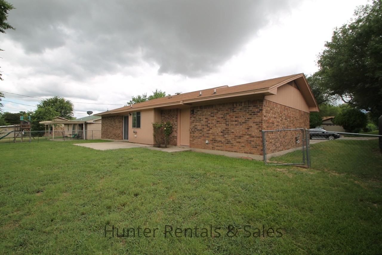 2810 Lawndale St - Photo 5 of 26