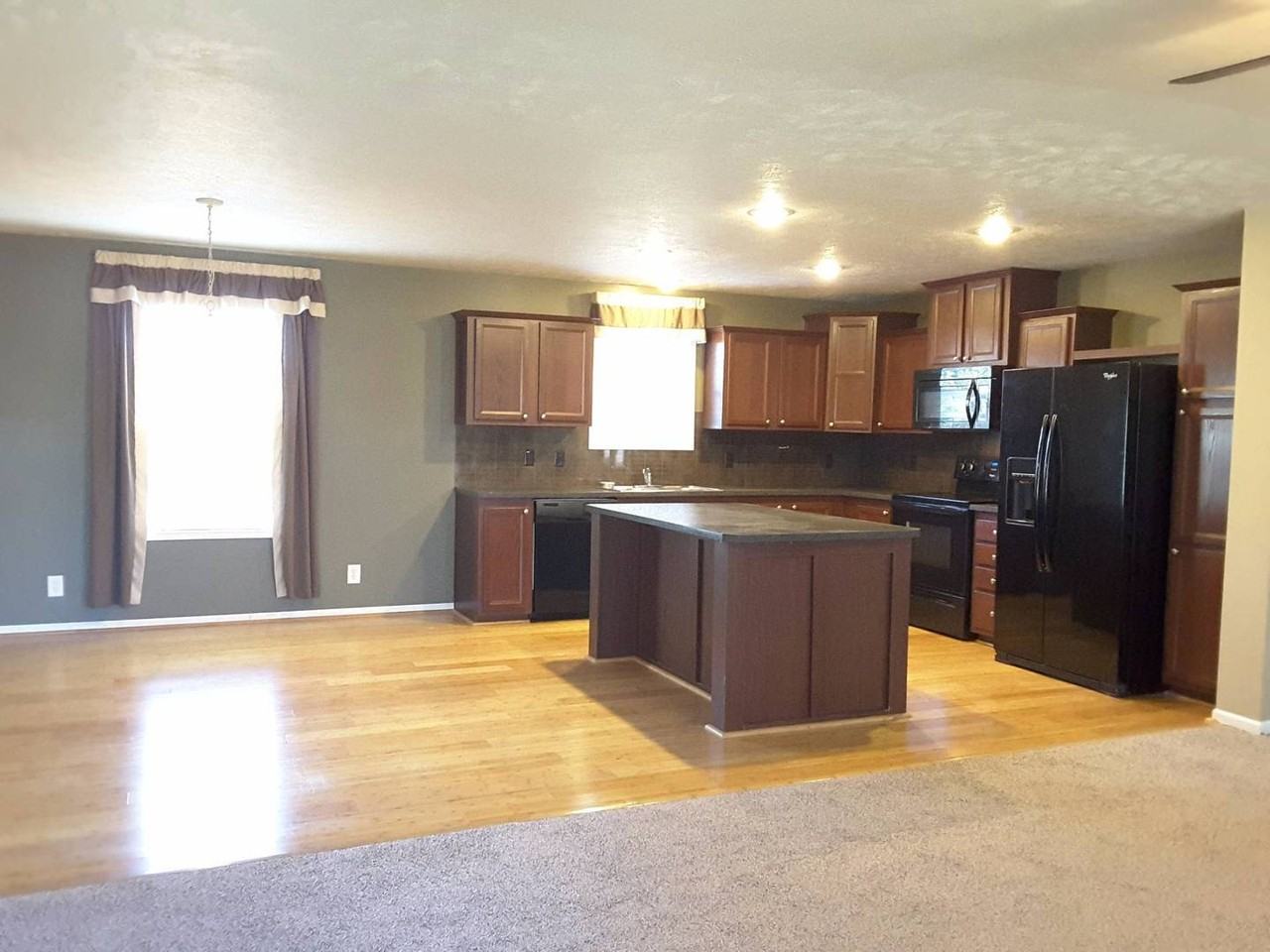 512 Kollar St - Photo 4 of 23