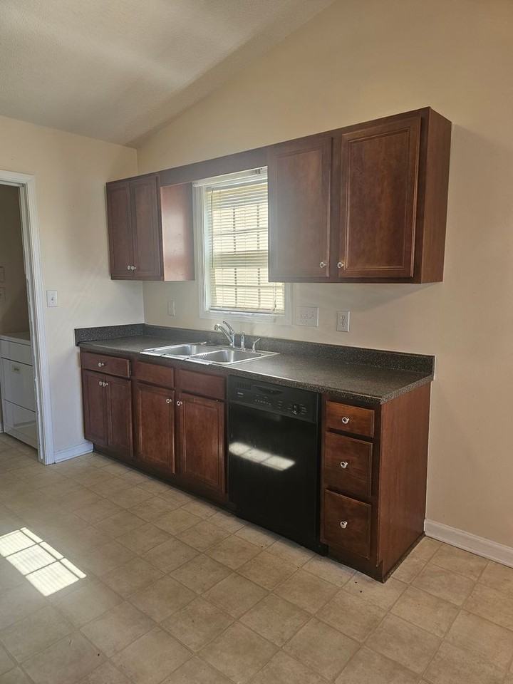 1469 Middlesbrough Dr - Photo 5 of 15