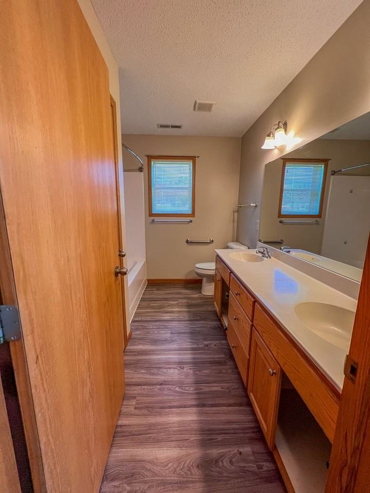633A W 9th St - Photo 5 of 17