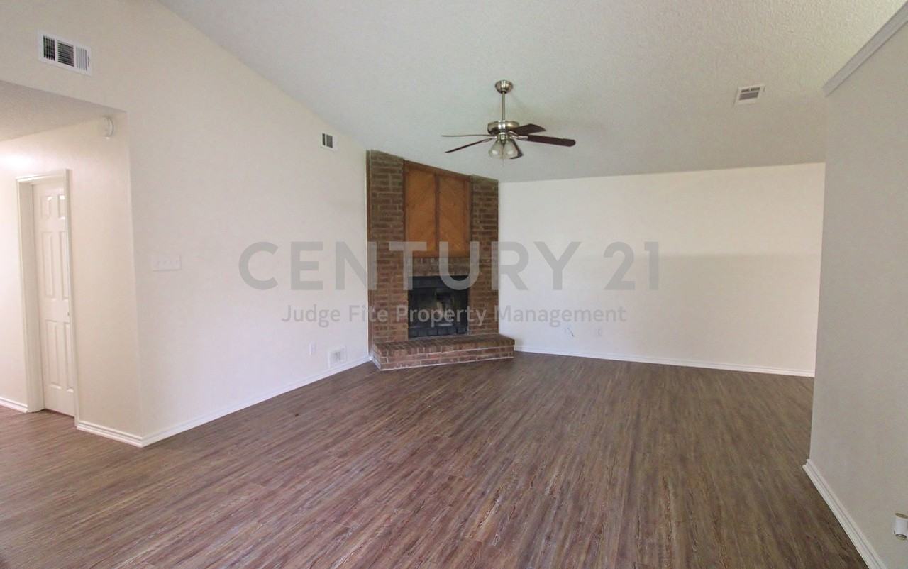 1103 Hemlock Ct - Photo 2 of 15