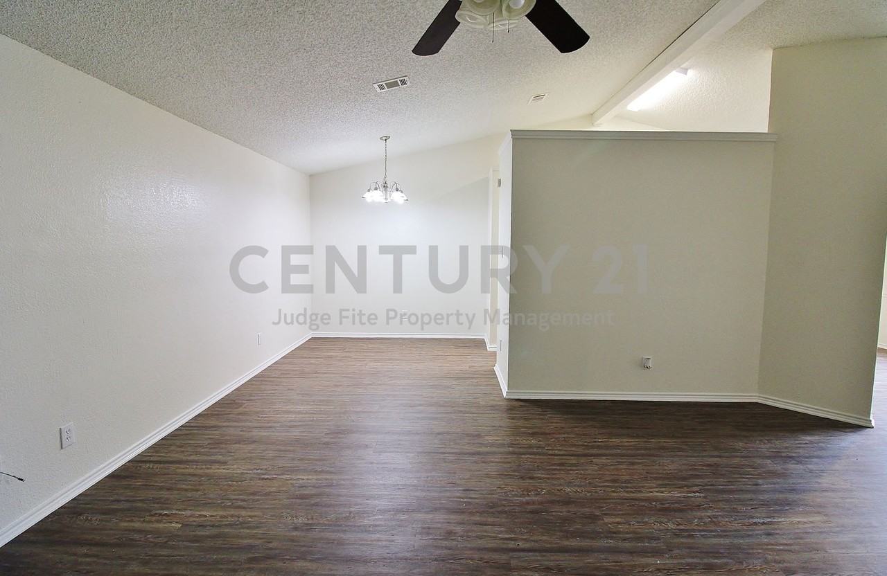 1103 Hemlock Ct - Photo 3 of 15