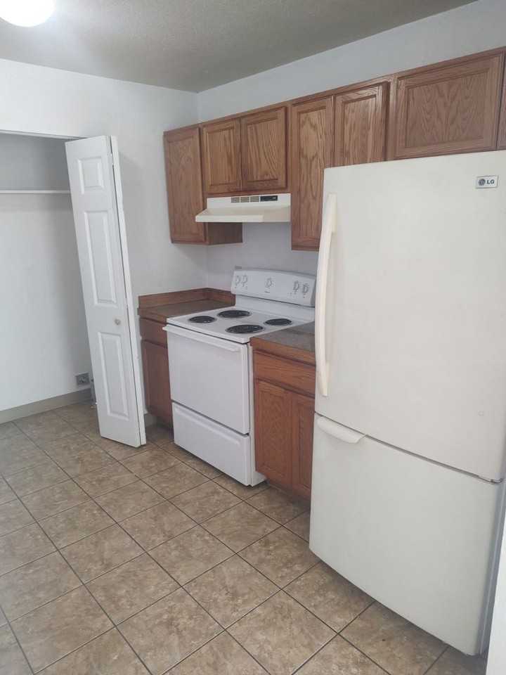 1090 S H St - Photo 3 of 9
