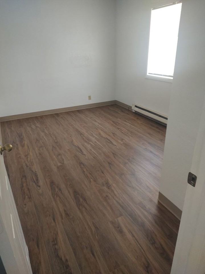 1090 S H St - Photo 4 of 9
