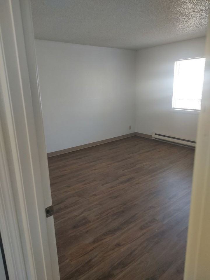 1090 S H St - Photo 5 of 9