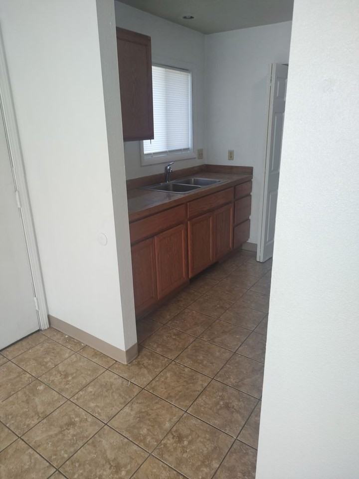 1090 S H St - Photo 7 of 9