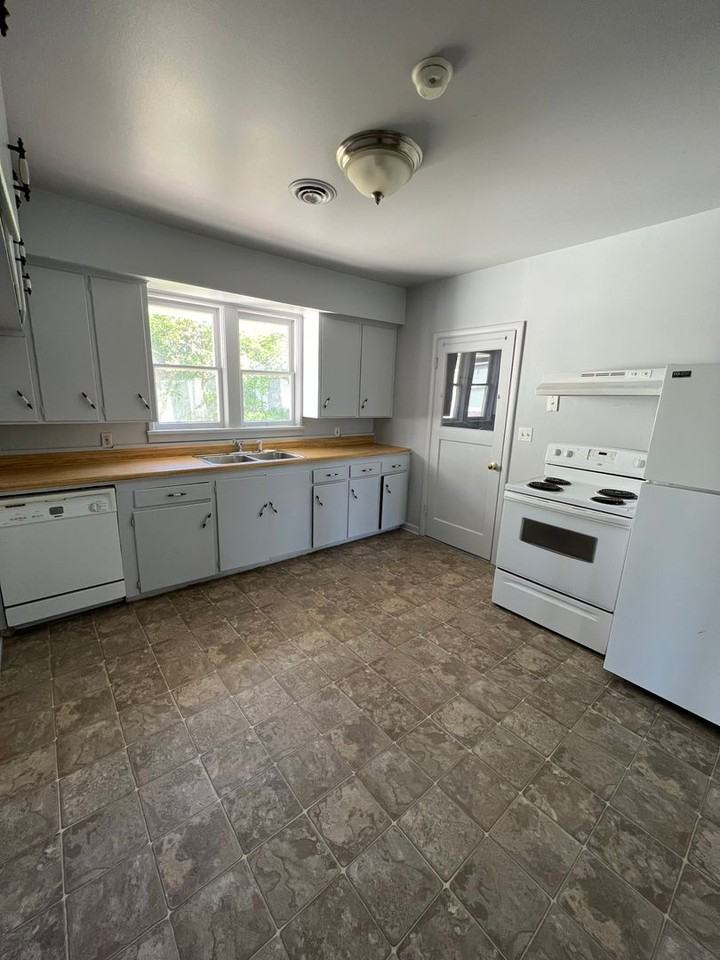 527 E Lowell St - Photo 3 of 6