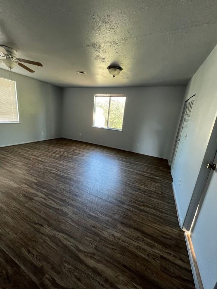 527 E Lowell St - Photo 4 of 6