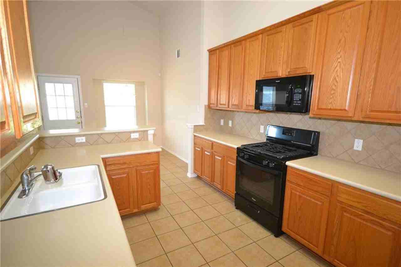 3109 Lynnbrook Dr - Photo 3 of 21