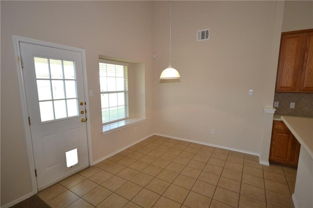 3109 Lynnbrook Dr - Photo 4 of 21