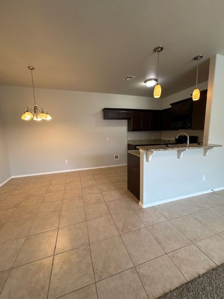 707 Ne 19th St - Photo 4 of 16