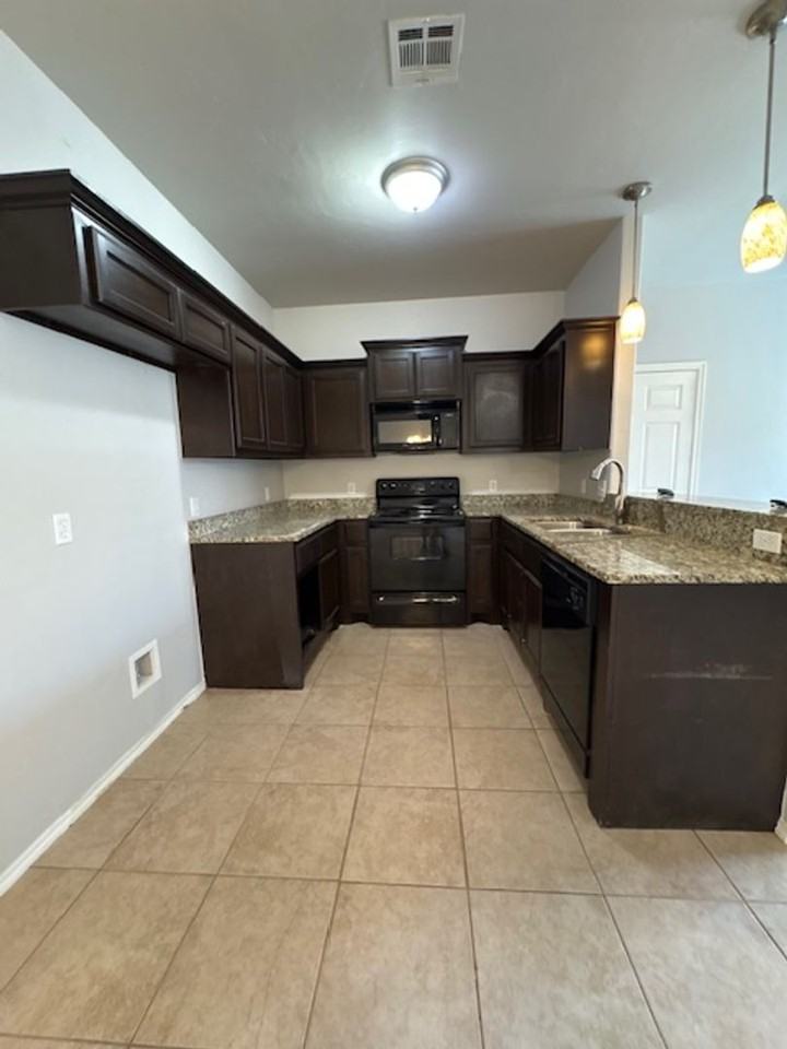 707 Ne 19th St - Photo 6 of 16
