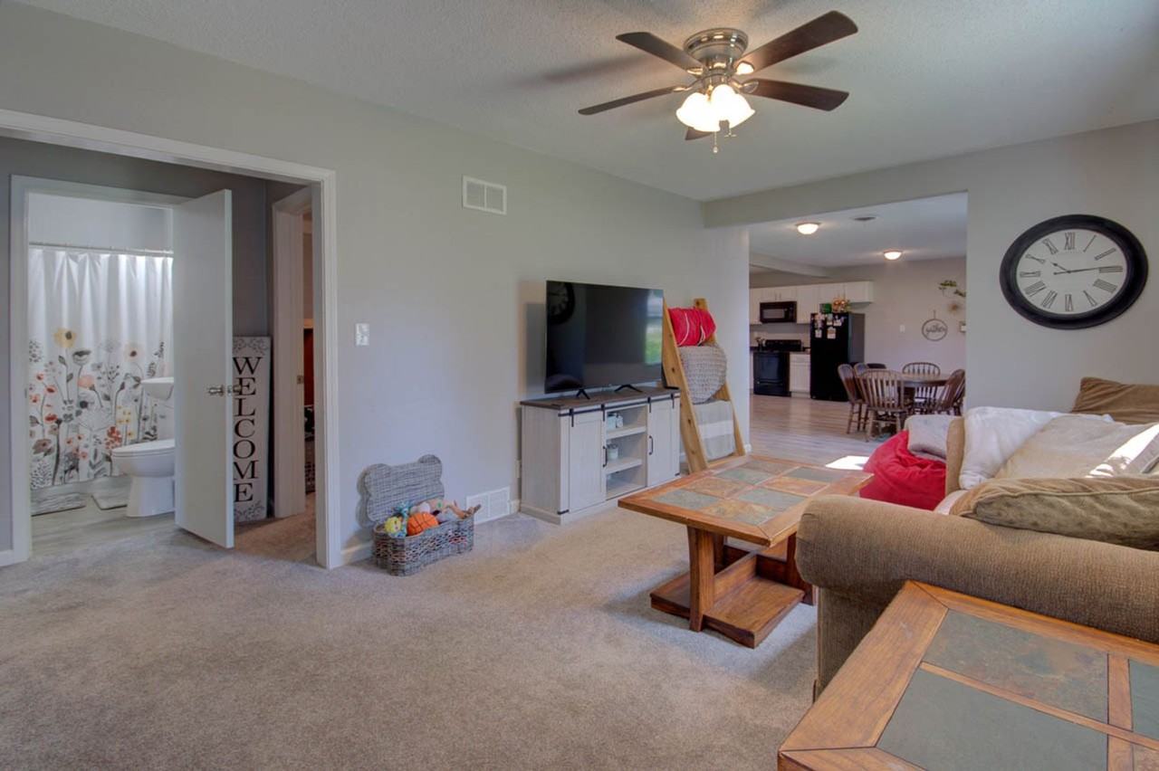 4344 9th St - Photo 4 of 31
