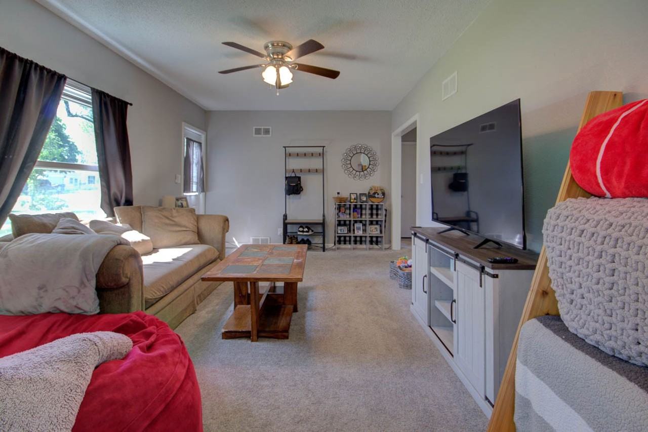 4344 9th St - Photo 5 of 31