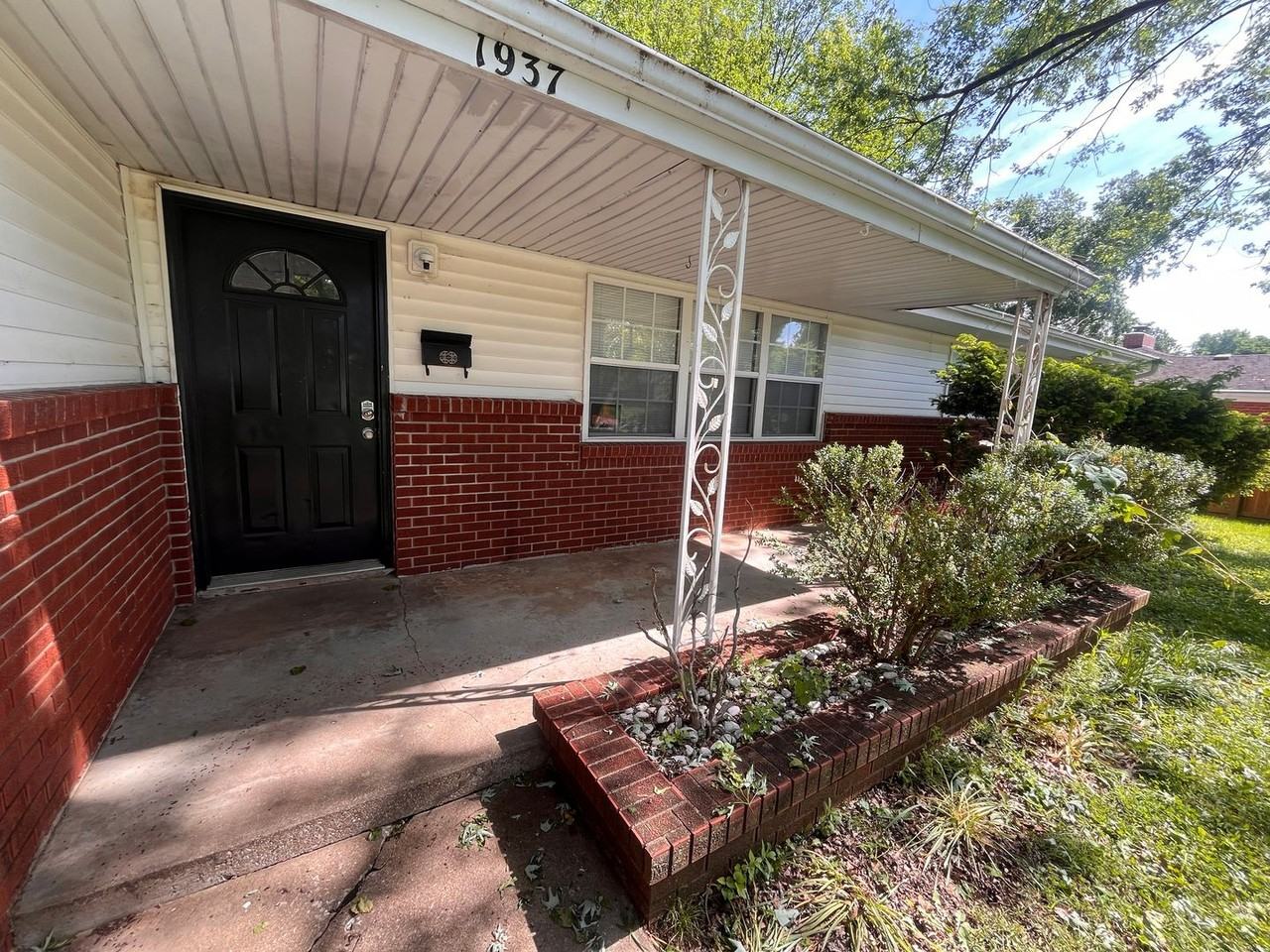 1937 E Edgewood St - Photo 2 of 31