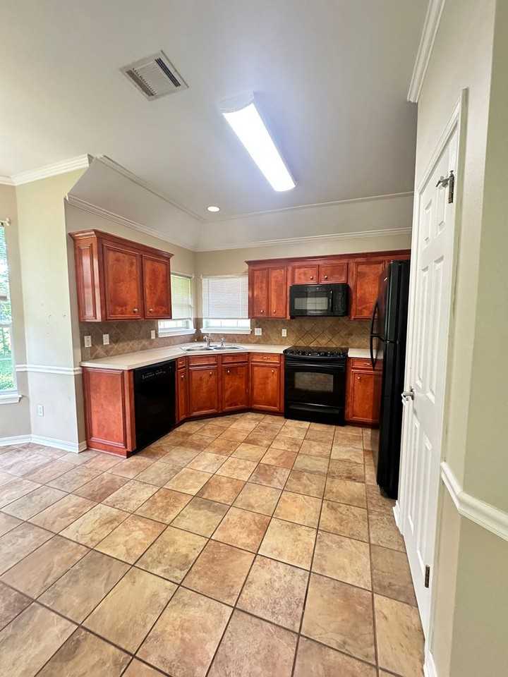 1656 Williamsburg Dr - Photo 3 of 18