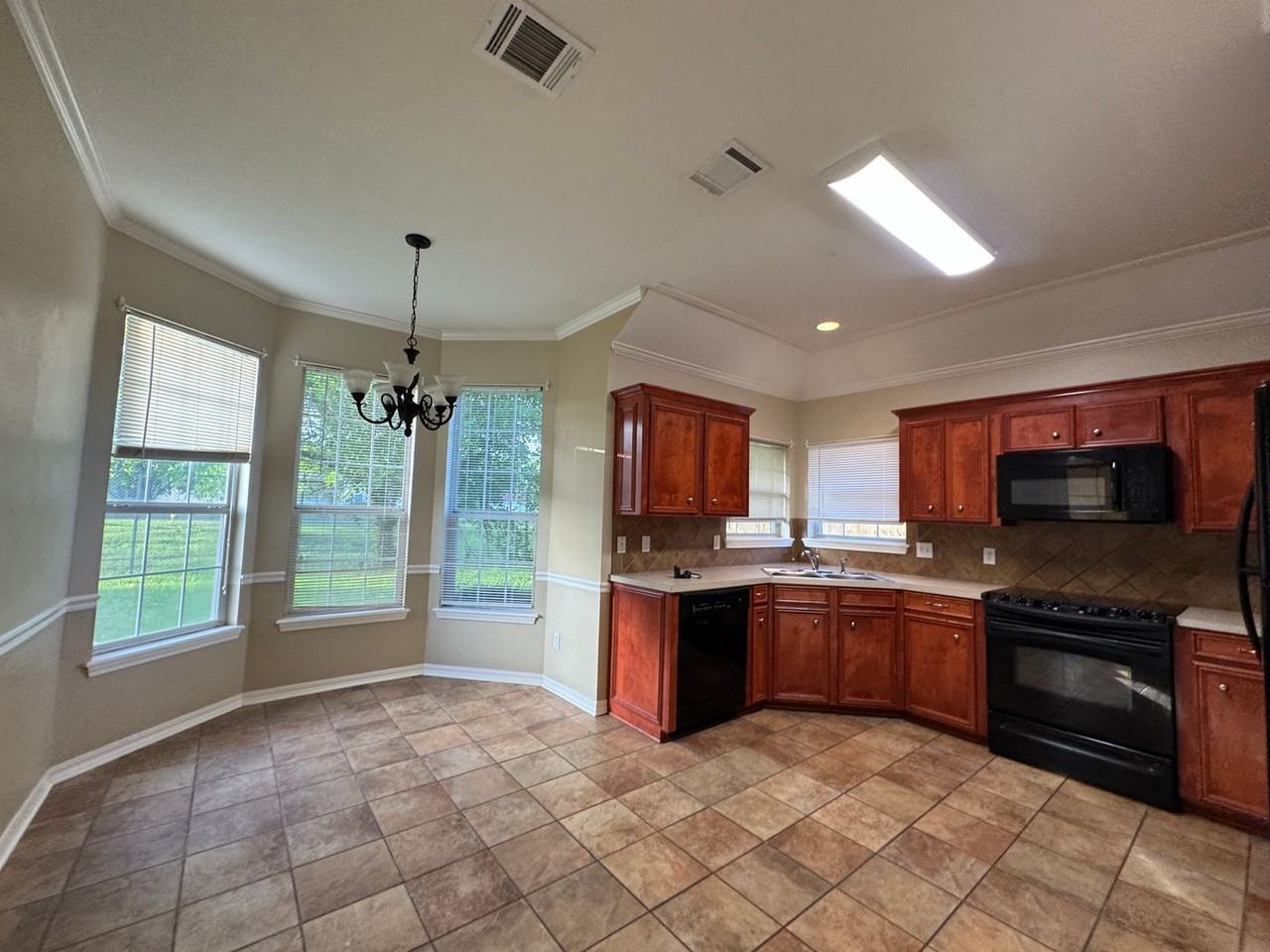 1656 Williamsburg Dr - Photo 4 of 18