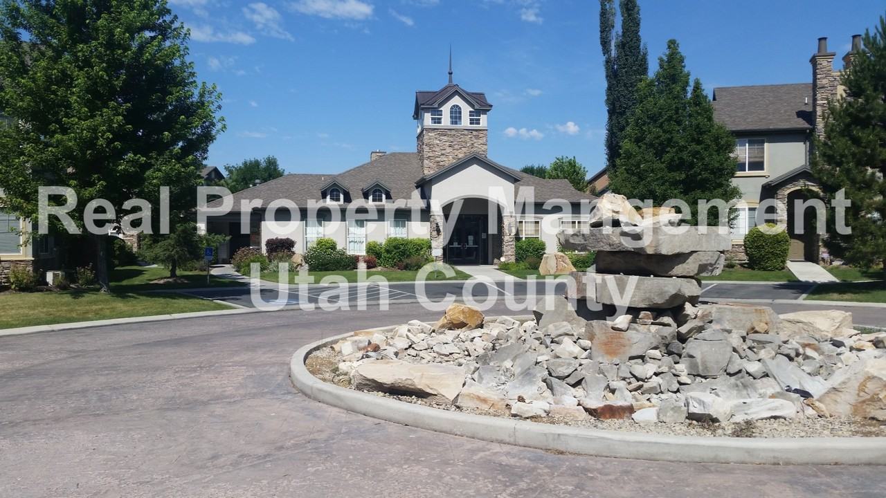 1492 W 50 N - Photo 3 of 26