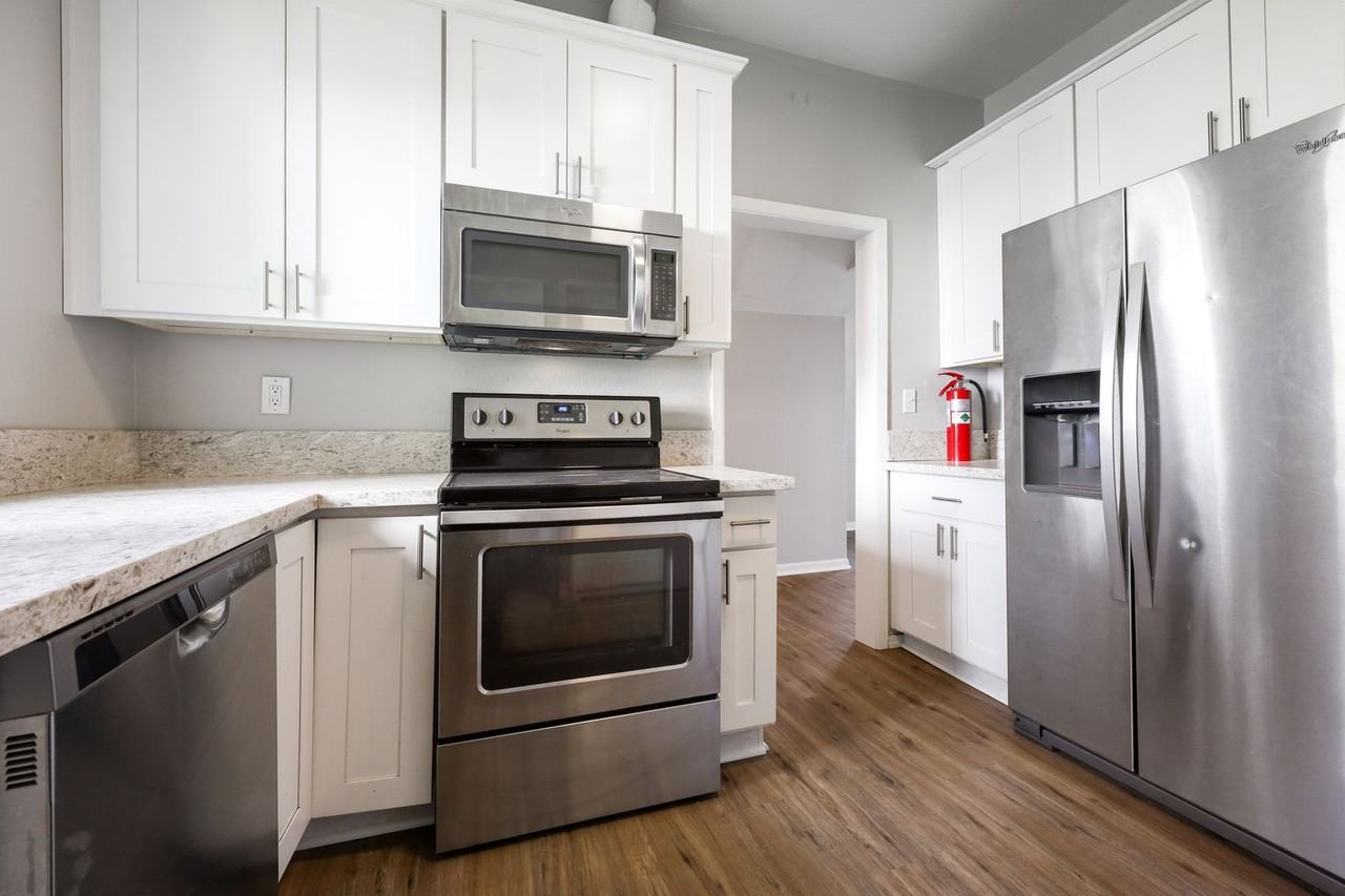 2069 Sw Park Ave #D - Photo 2 of 28