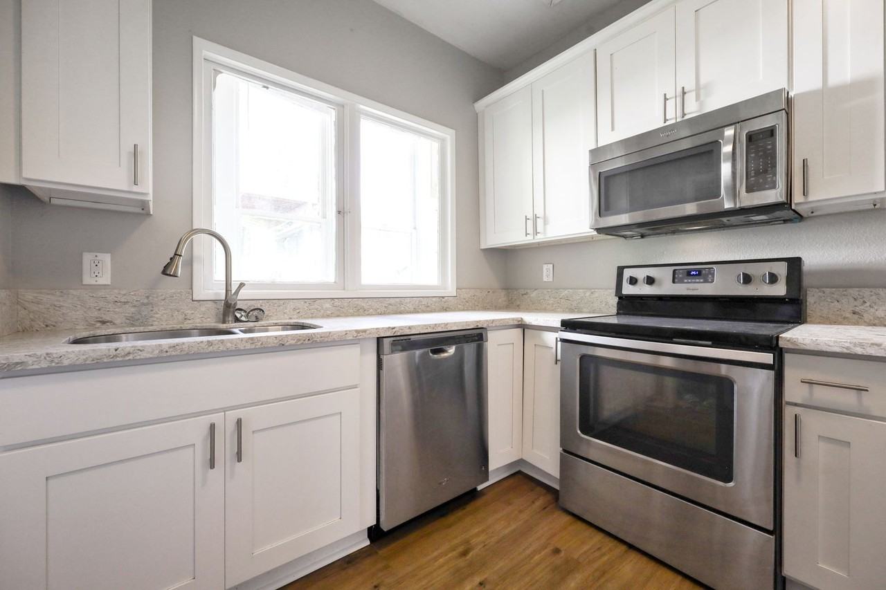 2069 Sw Park Ave #D - Photo 3 of 28