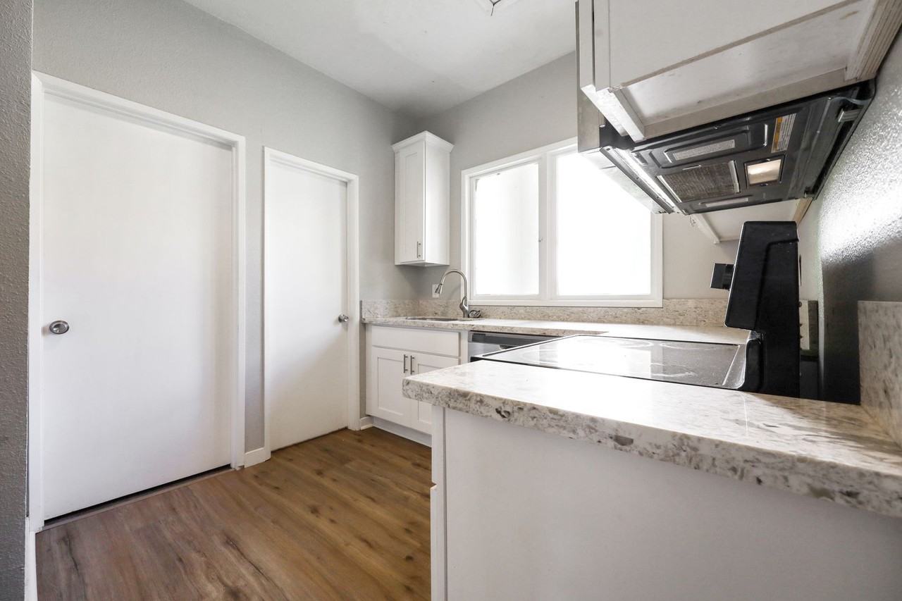 2069 Sw Park Ave #D - Photo 4 of 28