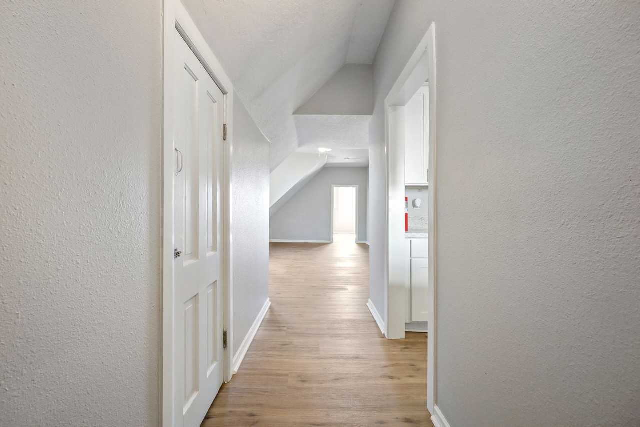 2069 Sw Park Ave #D - Photo 5 of 28