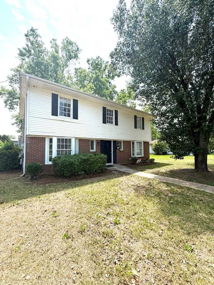 2198 Beverly Dr - Photo 4 of 15